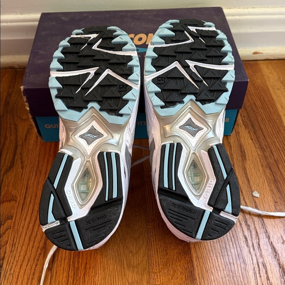 Saucony Women' White and Gray Sneakers - Picture 4 of 6